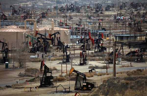 أسعار النفط تشتعل بعد هبوط مفاجئ لمخزونات الخام الأمريكية
