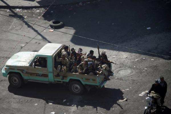 مليشيا الحوثي تنهب مولدات كهربائية ومعدات ثقيلة للأشغال العسكرية بالعاصمة صنعاء