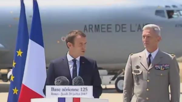 الرئيس الفرنسي يزور قاعدة جوية لتوطيد علاقته مع العسكريين