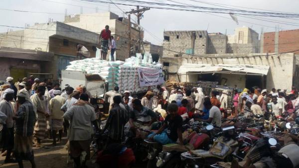 مليشيا الحوثي تمنع وصول الدقيق إلى مخابز مدينة الحديدة وتغلق الشوارع بسواتر ترابية وخنادق