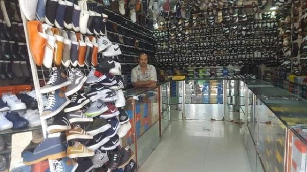 مجموعة حوثية تنهب محلاً تجارياً لبيع الأحذية بصنعاء