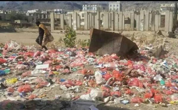 شوارع وأحياء "دمت" الضالع تغرق في النفايات