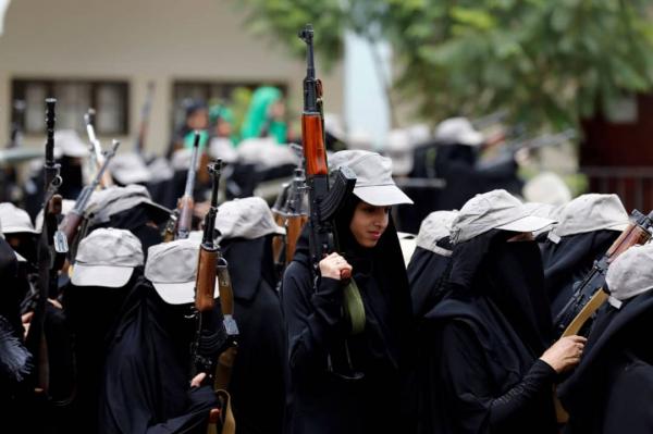 الحوثيون وعبر منظمات مجتمع مدني يستهدفون الكوادر النسائية بدورات على فنون الرماية والقنص