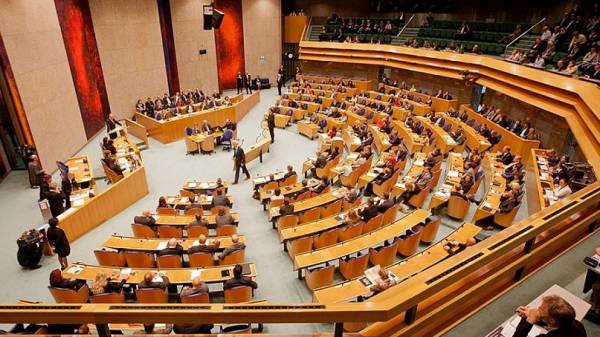 قرار تاريخي للبرلمان الهولندي يحظر بيع الأسلحة للسعودية المذنبة في اليمن (ترجمة)