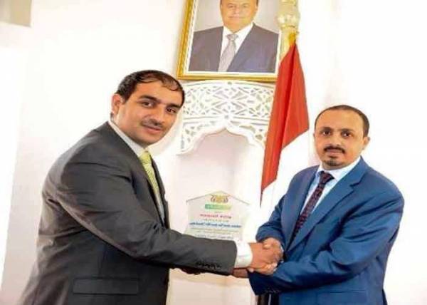 وزير السياحة يمنح درع العطاء للبورد العربي   وكالة خبر للأنباء