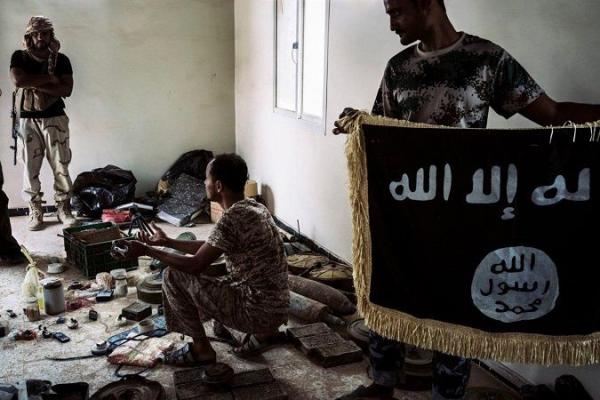 صحيفة أمريكية: داعش برز بعد فوضى "الربيع العربي" في اليمن وتنافسه مع القاعدة تحول إلى نزاع دموي شامل