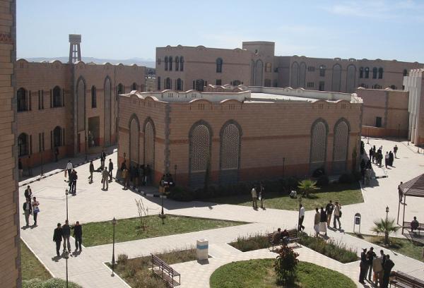 عناصر حوثية مسلحة تقتحم كلية الآداب بجامعة ذمار