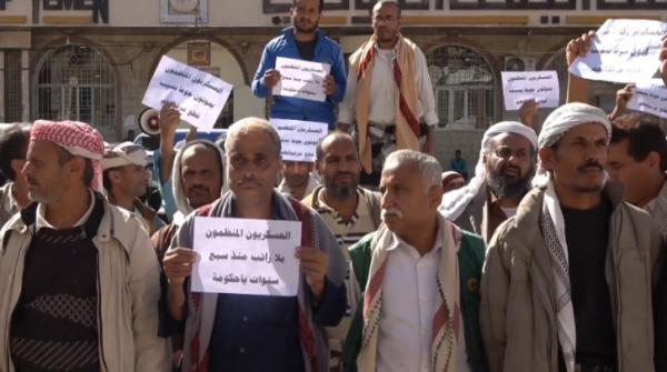 وقفة احتجاجية لعشرات الضباط والعسكريين بمحور تعز 