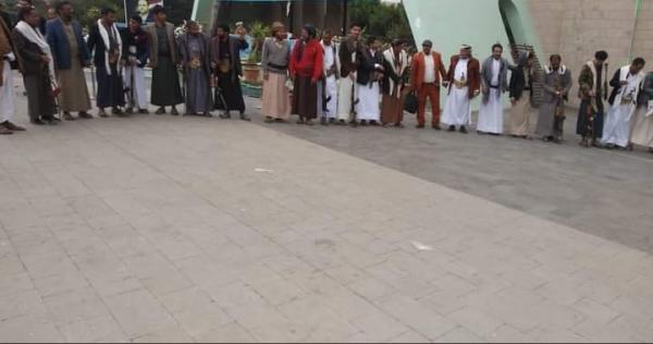 صنعاء.. أبناء قبائل الحدا ينظمون وقفتين احتجاجيتين مطالبين بإطلاق سراح "محمد البخيتي"