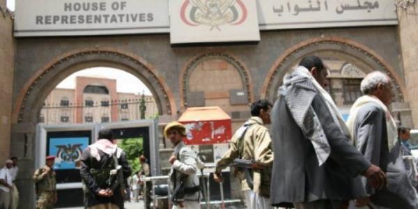 قيادي حوثي يقتحم مبنى البرلمان في صنعاء بمجاميع مسلحة