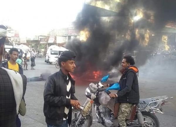 مواطنون غاضبون يقطعون الشوارع بمدينة تعز احتجاجاً على اختطاف عصابة تابعة لمليشيا الحشد الاخوانية فتاة من أسرة الحرق