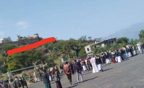 ابناء المخادر يحتشدون للمطالبة باقالة القيادي الحوثي ابو بشار الشبيبي