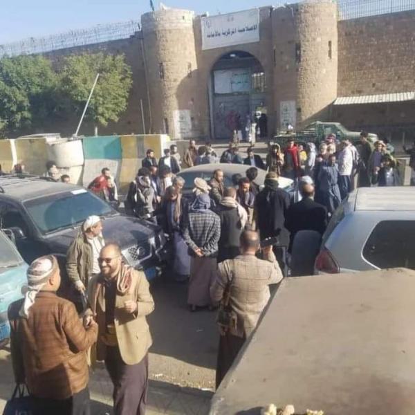 رغم اعترافه وتزكية تقرير الجزائية العليا.. قيادات حوثية تحشد القبائل لإفشال تنفيذ حكم إعدام بحق قاتل الدكتور "نعيم"