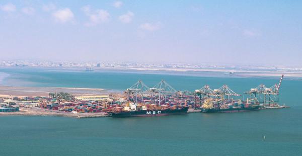 قرار قضائي ببيع السفن الجانحة والمتهالكة في مجرى قناة ميناء عدن