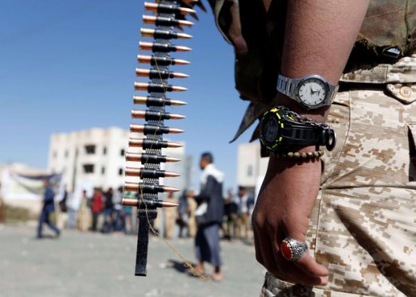 عنصر حوثي يلقي قنبلة على خيمة تحشيد مقاتلين بصنعاء 