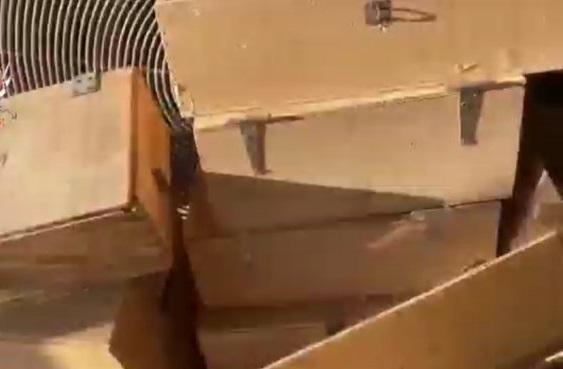العمالقة تعثر على ألغام وعبوات ناسفة وضعها الحوثيون داخل كراتين إغاثة في حريب