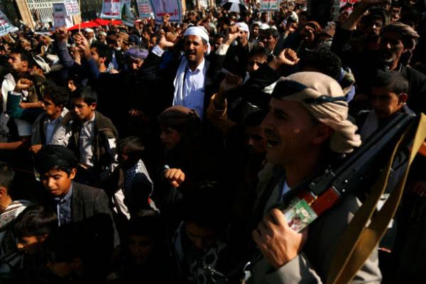 ضابط استخبارات أمريكي يحذر إدارة بايدن من رفع الحوثيين من قائمة الإرهاب