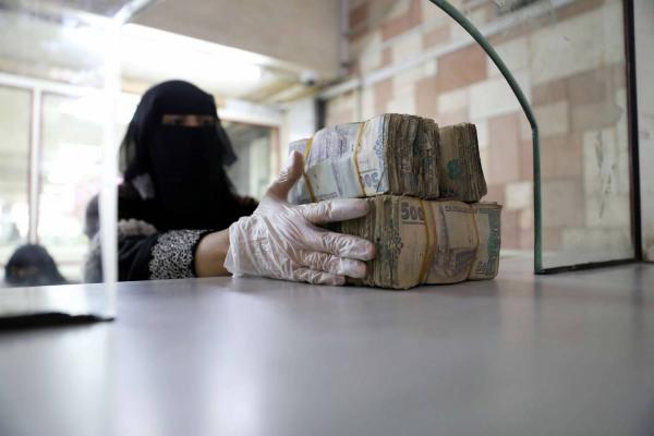 عدن.. البنك المركزي يفقد توازنه والريال اليمني يواصل انهياره وعمولة التحويلات 45%