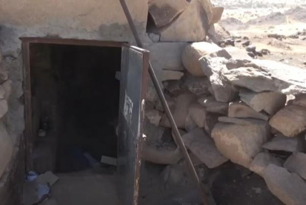 قوات العمالقة تنشر مشاهد مصورة لأنفاق وخنادق حوثية في جبال حريب (فيديو)