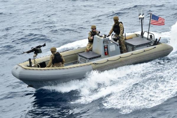 البحرية الأمريكية تعترض سفينة قادمة من إيران محملة بمواد متفجرة