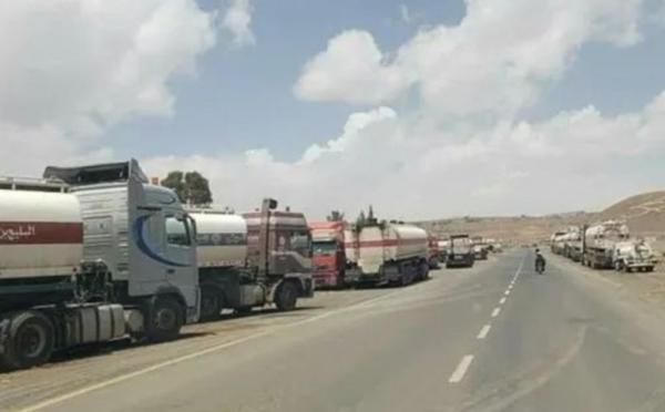 مسلحون حوثيون استهدفوا بالرصاص قاطرات مشتقات نفطية احتجزوها منذ أسبوع متسببين بوفاة سائق وإعطاب ناقلتين
