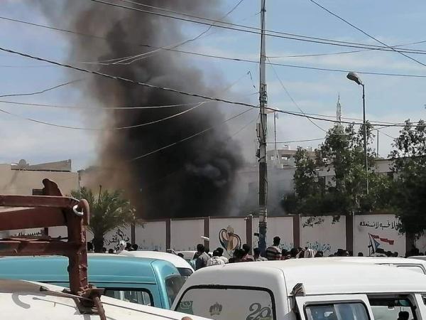 اندلاع حريق هائل في مقر حكومي بعدن
