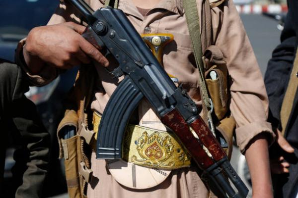 قيادي حوثي قتل والدته وشقيقه وجرح اثنين آخرين في عمران