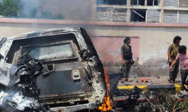 عدن.. انفجار عنيف استهدف سيارة قيادي عسكري في القوات البحرية