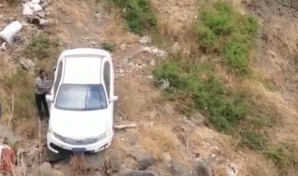 سقوط سيارة من مرتفع شاهق في إب ونجاة جميع من بداخلها