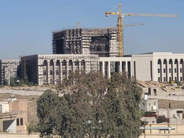 مليشيات الحوثي تسطو على معدات ومواد بناء من باحة مشروع المكتبة الوطنية بصنعاء