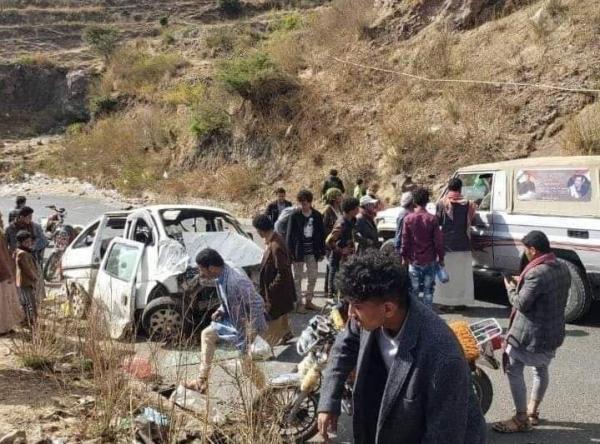 بينهم قيادي حوثي.. مصرع وإصابة 7 أشخاص في حادث مروري إب