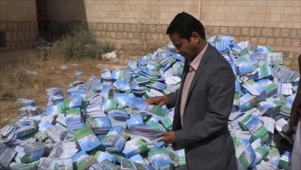 مليشيا الحوثي تُلغي المناهج الدراسية القديمة وتفرض على الطلاب شراء المحرفة من المكتبات