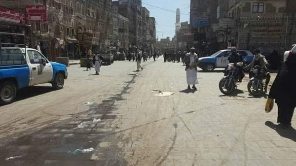 مليشيا الحوثي تطرد وتعتدي على الباعة الجائلين بأحد الأسواق في صنعاء