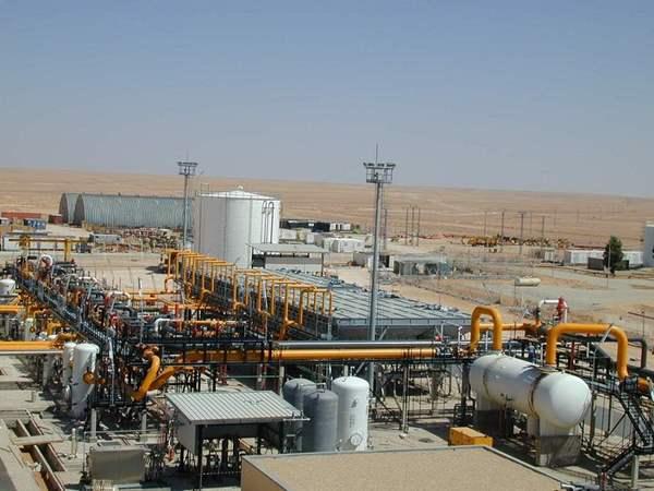 مقتل جندي ومسلح قبلي وجرح آخرين في اشتباكات أمام بوابة منشأة "صافر" النفطية بمأرب
