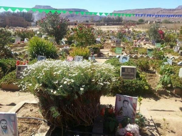 قيادات حوثية نافذة تستولي على مقبرة في ذمار وتحولها إلى محال تجارية