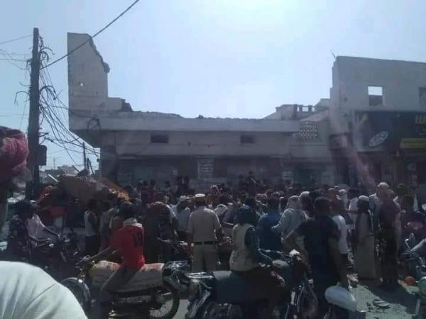 الحديدة.. وفاة وإصابة خمسة مواطنين إثر انهيار جدار مبنى قديم
