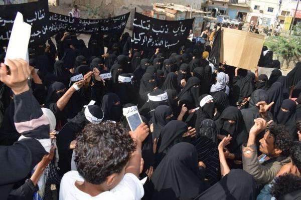 أبين.. تظاهرة نسائية في مدينة زنجبار تطالب بالقصاص العاجل من قاتل فاطمة شاهر