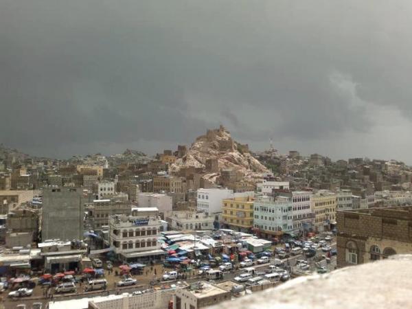 قصف مدفعي حوثي طال مسجداً وأسواقاً بالبيضاء