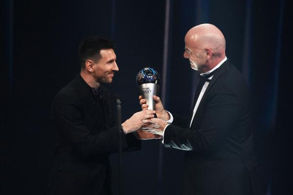  الأرجنتيني ليونيل سكالوني المدير الفني لمنتخب الأرجنتين يفوز بجائزة ذا بيست لأفضل مدرب في العالم لعام 2022