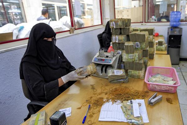 الحوثيون يصدرون قانوناً يبيح الاستيلاء على فوائد المودعين في البنوك