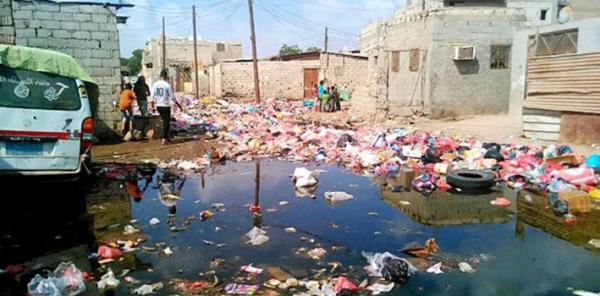 عدن.. غرق شوارع واحياء المنصورة بمياه الصرف الصحي