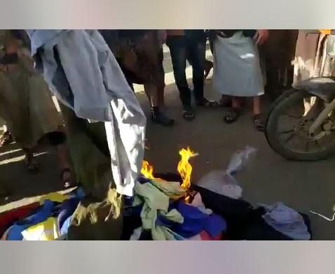 مالكو بسطات يحرقون بضاعتهم احتجاجاً على منعهم من قبل مليشيا الحوثي من البيع في أحد شوارع صنعاء (فيديو)