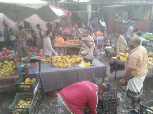 قوة أمنية تغلق السوق المركزي في لودر بأبين