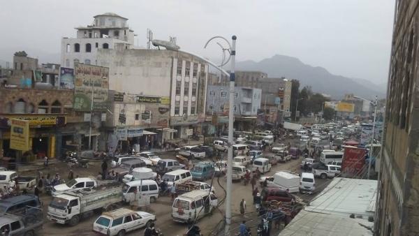 إب.. مليشيا الحوثي تفرض جبايات واسعة على التجار بمدينة القاعدة
