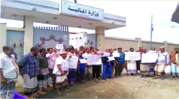عدن.. الموظفون النازحون يشكون تعسفات الحكومة والمالية بشأن احتجاز رواتبهم لأربعة أشهر