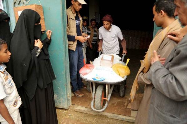 الحوثيون يمنعون تجار إب من توزيع مساعدات للفقراء والمحتاجين