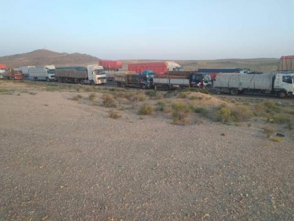 مسلحون يحتجزون عشرات الشاحنات في لحج