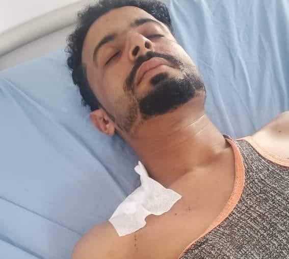 وسط تحليق مكثّف للمسيّرات الحوثية.. قصف عيادة طبية في حجر وإصابة جندي برصاص قناص للمليشيا في الفاخر