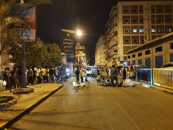 بسبب انقطاع الكهرباء.. احتجاجات شعبية واغلاق الشارع الرئيسي في المعلا بعدن