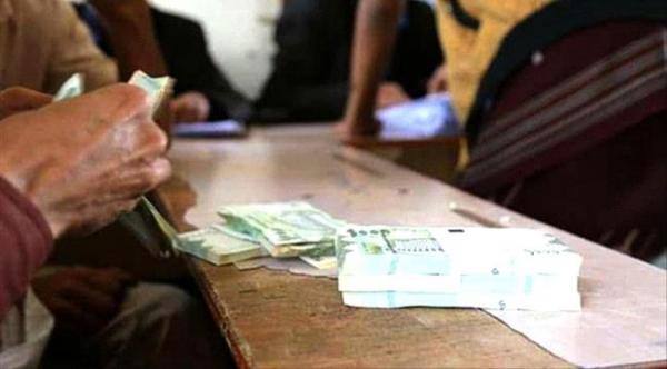 مئات آلاف الموظفين والمتعاقدين يشكون ضياع رواتبهم بين مطرقة الحكومة وسندان الحوثي